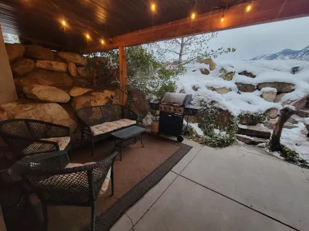 Great Sandy apartment with hot tub and pool table!