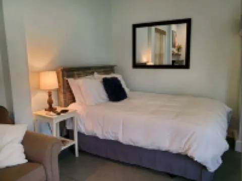 Studio - direct 2 min beach walk with public access end of street.