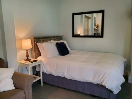 Studio - direct 2 min beach walk with public access end of street.