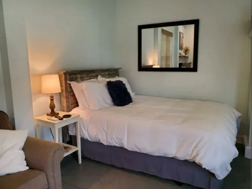 Studio - direct 2 min beach walk with public access end of street.