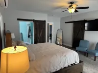 Charming 2 Bedroom Home with Hot Tub and Fire Pit