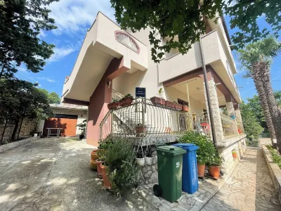 Apartman Oaza Hotels near Natpis Crikvenica na zidu
