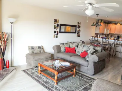 LEDGES LAKE GETAWAY, BOAT SLIP, 2 POOLS, BEACH FRONT,  MM 20.5 Hotels near Osage Beach Outlet Marketplace