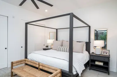 Luxury Lakeview Resort, Slps 22, w/Pool & Spa, Firepit, Near Marina.