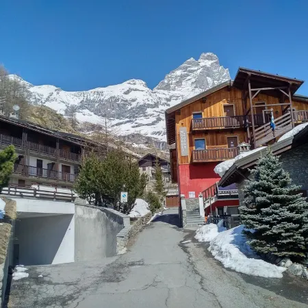 Ski Chalet Cervinia Martino Ski-in-Ski-Out 8p Apartment Sunny Spacious Wifi