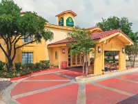 Rodeway Inn Hotels near Benjamin Knox Gallery