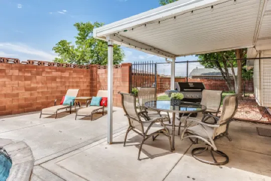 Private Pool 4BR 3BA Home Near Zion with 2 master suites. Very clean and Private