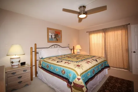 Camelot Golf Course - Comfortable 2 bedroom Отели рядом с достопримечательностью «Commemorative Air Force Museum»