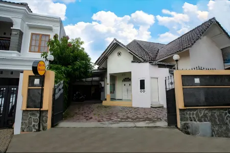 Homy House Semarang Отели рядом с достопримечательностью «Tugu Muda»