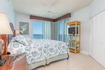 Luxury Beachfront Condo - Direct Panoramic Gulf Views and Pets Considered!