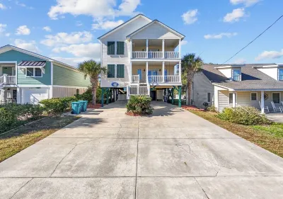 Spacious 3rd Row Beach House with a Heated Saltwater Pool & Hot Tub Hotels near TPC Myrtle Beach
