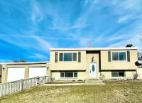 Family Friendly! Hot Tub, 5 Luxury King Beds, Fire Pit, Skiing & Hiking Close