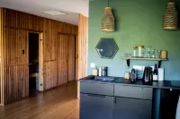 Intimate house with spa and sauna 30 minutes from Lyon. Relaxation and privacy. فنادق في Jarnioux