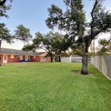 Three Bedroom ~ 8 Mins to A&M ~ Quiet Neighborhood