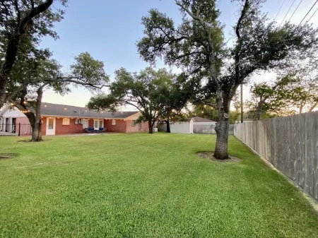 Three Bedroom ~ 8 Mins to A&M ~ Quiet Neighborhood
