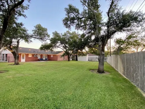 Three Bedroom ~ 8 Mins to A&M ~ Quiet Neighborhood