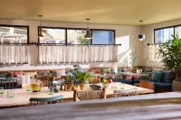 Treehouse Hotel Silicon Valley - Breakfast