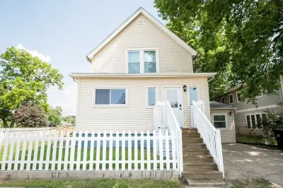 Big House in the Heart of Champaign + Game Room! Hotels near Champaign-Urbana Tenant Union