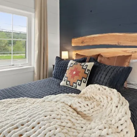 Charming 2BR abode: Newly Restored, Full of Light, 2 Min to Stowe Center