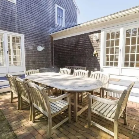 Cheerful 5 br Nantucket home; perfect for families