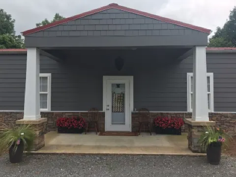 Lynchburg cottage across from Jack Daniels Barrel Houses, come smell the mash!! Hotels near Jack Daniel's Distillery
