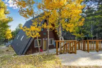 Woodland Park Cabin Getaway: Mtn Views, Scenic Charm, Clouds & Hot Tub Retreat