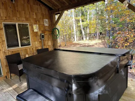 Two Bedroom Cabin with Hot Tub and Fireplace.
