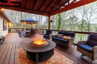 Lake Escape w/ Hot Tub + Guesthouse