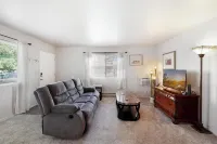 Charming 2-bedroom apartment in fantastic Twin Falls with WiFi, AC Hotels near Rock Creek Park
