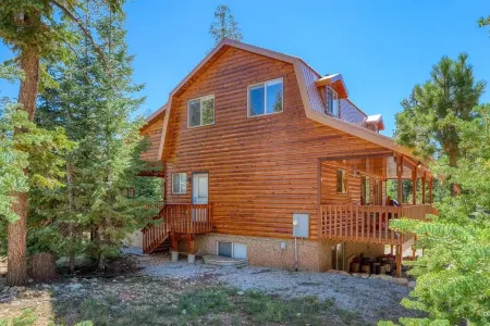 Mountain retreat in Duck Creek. Prime location.