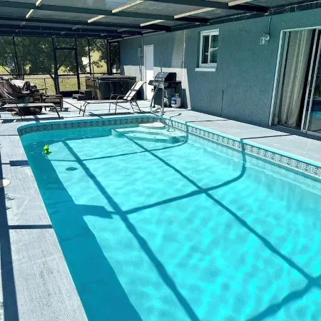Minutes to Weeki Wachee Head Springs Pool AND hot tub!