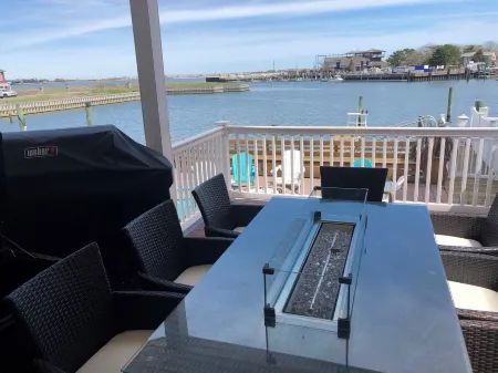 Bay Front Property with 360 Degree Water Views Отели рядом с достопримечательностью «Бордуолк»