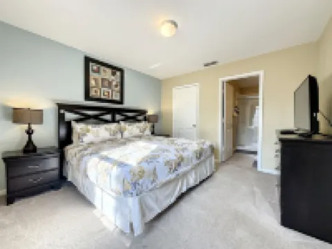 ذيس أمايزينج 6 بد روم بروبرتي ويذ آه ليك فيو فنادق في 