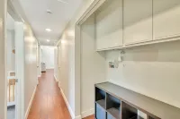 Spacious Dual Master, 4 Bedroom home near beaches, legoland, golf, lake
