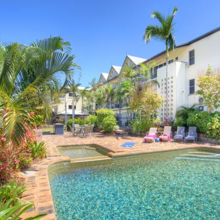 Cairns Queenslander Hotel & Apartments Отели рядом с достопримечательностью «Кладбище Мак-Леод стрит Пайонир»