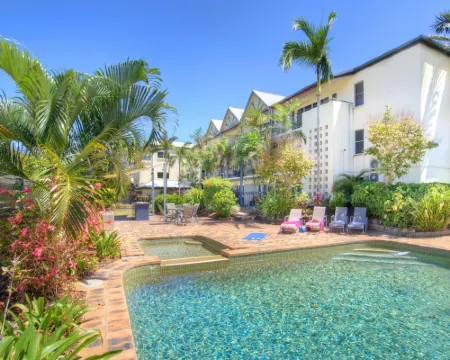 Cairns Queenslander Hotel & Apartments Hotels in Cairns North