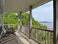 Seahorse Landing Hotels in Cedar Key