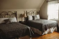 Carriage House Inn Four and a Half Stars - parking