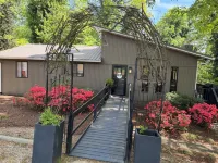 Cozy cottage nestled in the woods near WILLSTELLA Farm Venue Отели рядом с достопримечательностью «Сейлем Крик Гринуэй»
