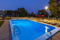 Quality Inn & Suites Garden of the Gulf - Pools