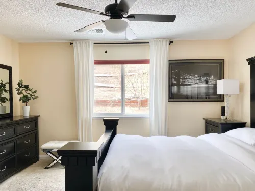 DT Reno - Classy Vacation Home w Backyard Patio - Bungalows