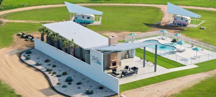 Blue Skies Resort - Glamping - Pool - Fireplace Hotels in Gillespie County
