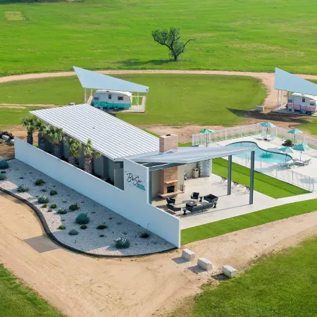 Blue Skies Resort - Glamping - Pool - Fireplace