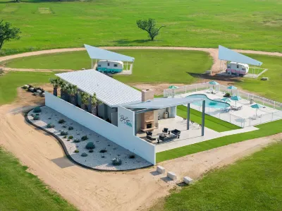 Blue Skies Retro Resort Pool-Fireplace Hotels in Gillespie County