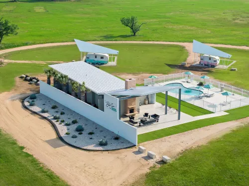 Blue Skies Retro Resort Pool-Fireplace Hotels in Gillespie County