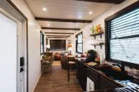 The Hacienda Beautiful New Container Home 12 Min to Magnolia Hotels in Elm Mott