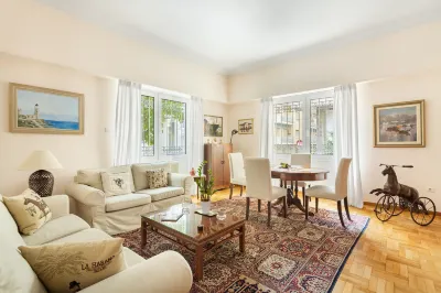 Athens Squared Apartments Hoteles en Pagkrati