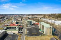 Newly Renovated 102 2Bd Condo with Riverview Balcony by RedAwning