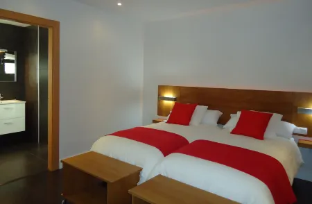 Apartamentos Turísticos Mauror Отели рядом с достопримечательностью «Монастырь Консепсьон Мусео Конвентуаль»