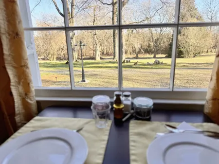 The Sunnyside Sisters Bed and Breakfast Отели в г. Таунсвилл